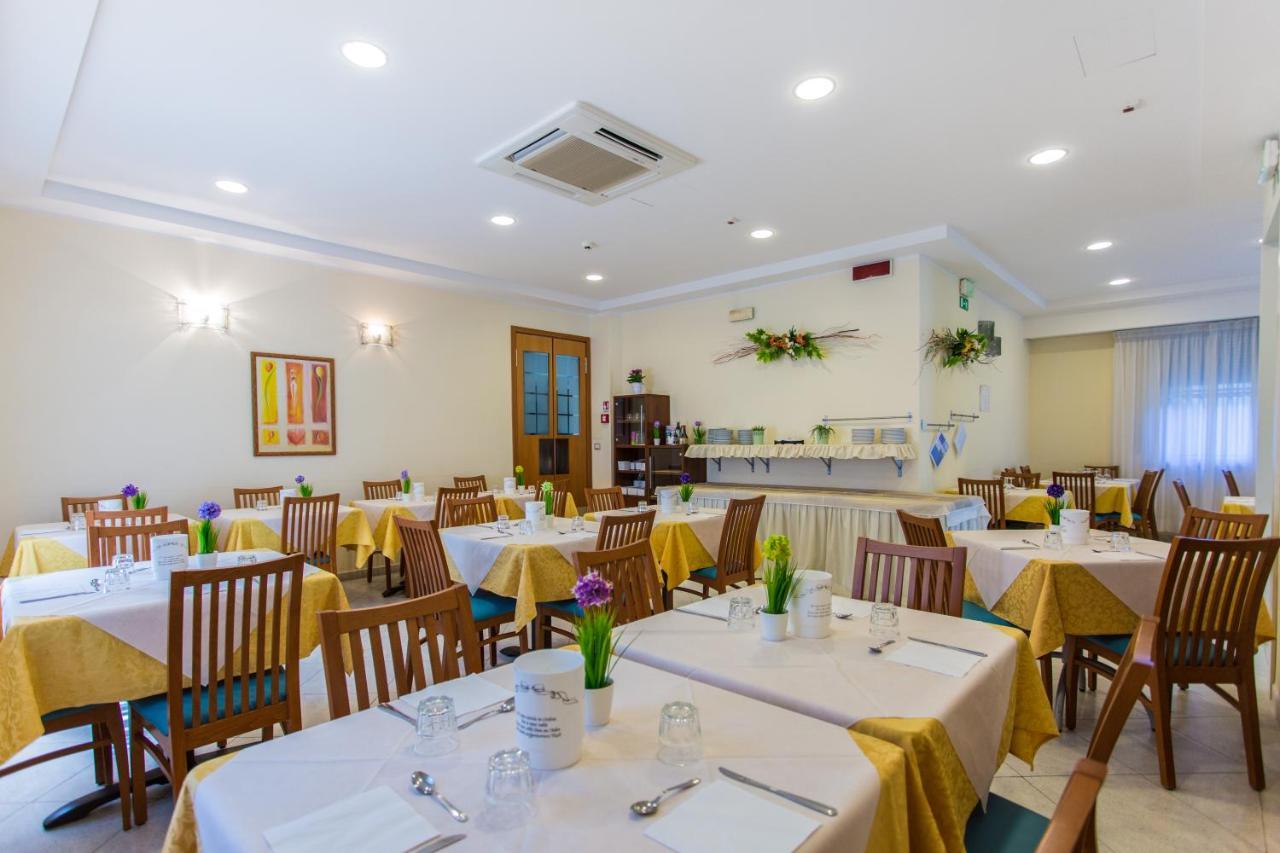 Hotel Savana Rimini Extérieur photo