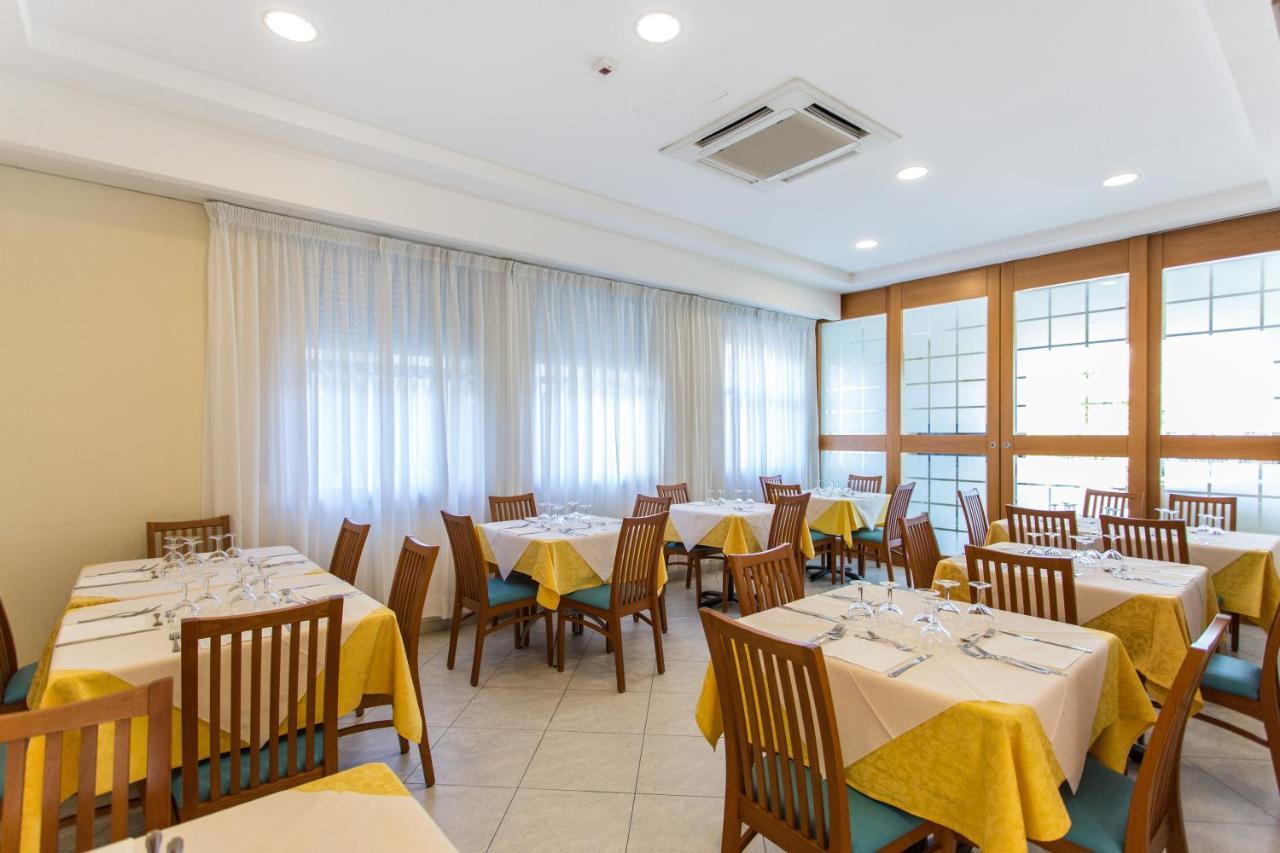 Hotel Savana Rimini Extérieur photo